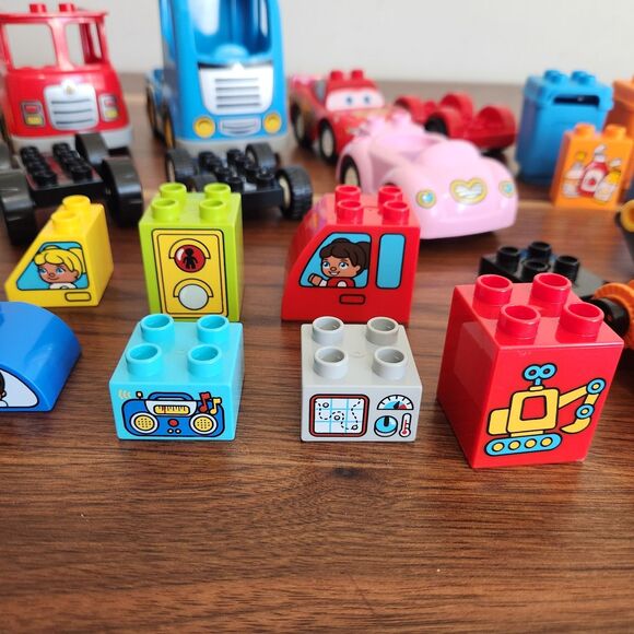 Lego Duplo Lot of 24 Pieces Construction Vehicles Garbage Cans Cars People - Picture 4 of 7